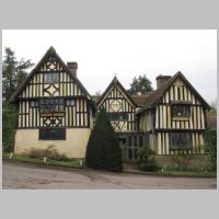 Poundsbridge Manor, photo by Oast House Archive, Wikipedia.jpg